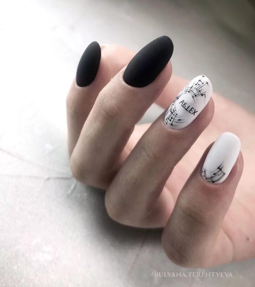 Черный маникюр на короткие ногти. Стильный черный маникюр. Черно белые матовые ногти. Черный маникюр. Темный маникюр.