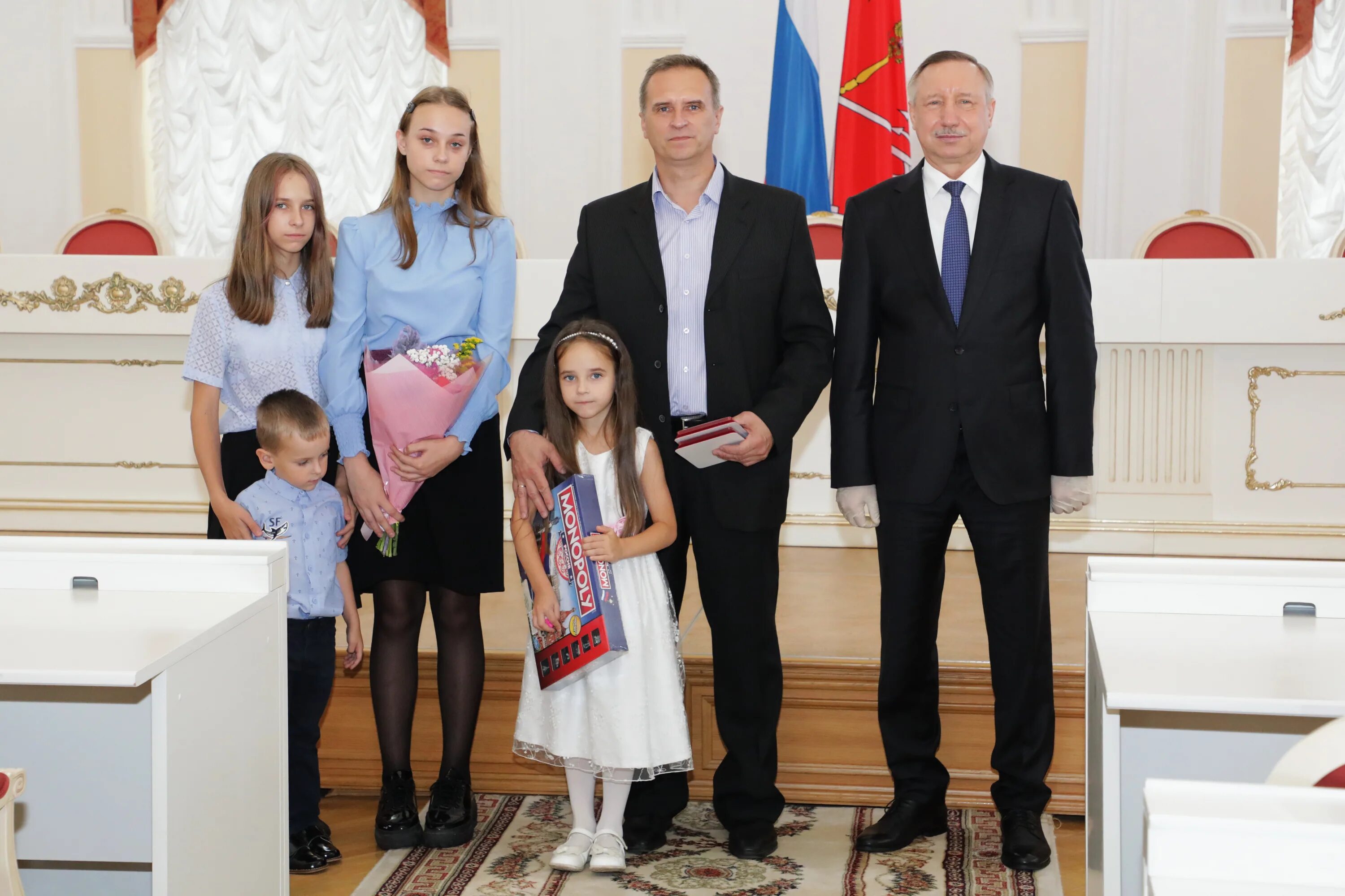 Награждение многодетных семей. Наградил губернатор многодетные семьи в Санкт-Петербурге 2022г. Награждение за многодетность семью. Награждение многодетных семей в Санкт-Петербурге в 2021.