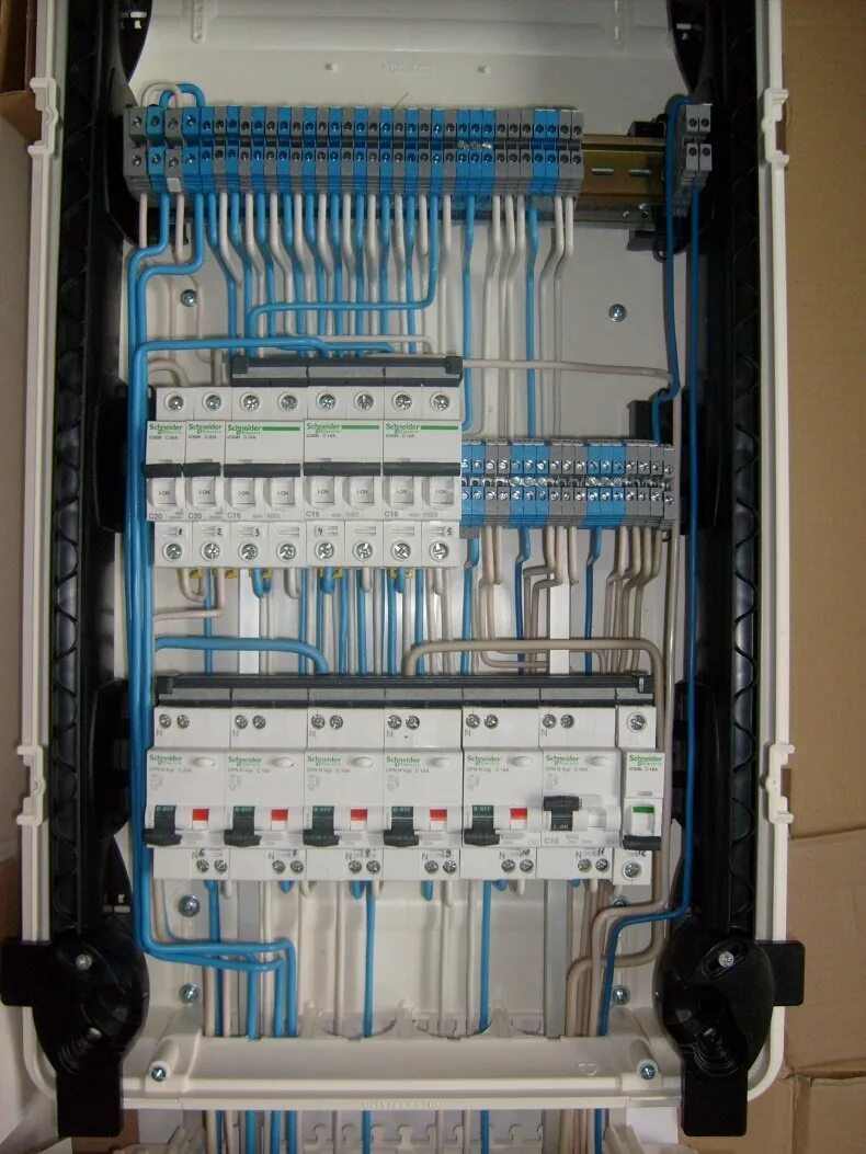 Шкаф телемеханики Schneider Electric. Щит распределительный 2х8. Электро сборка электрощитов 200кв. Расключенный электрощит.