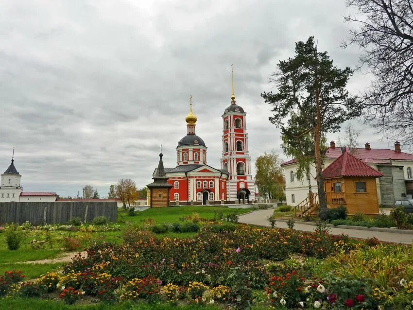 Троице-Варницкий монастырь Ростов Великий. Троице Сергиев Варницкий монастырь в Ростове Великом. Варницкий монастырь Ярославская область. Троице-Сергиев Варницкий монастырь осень.