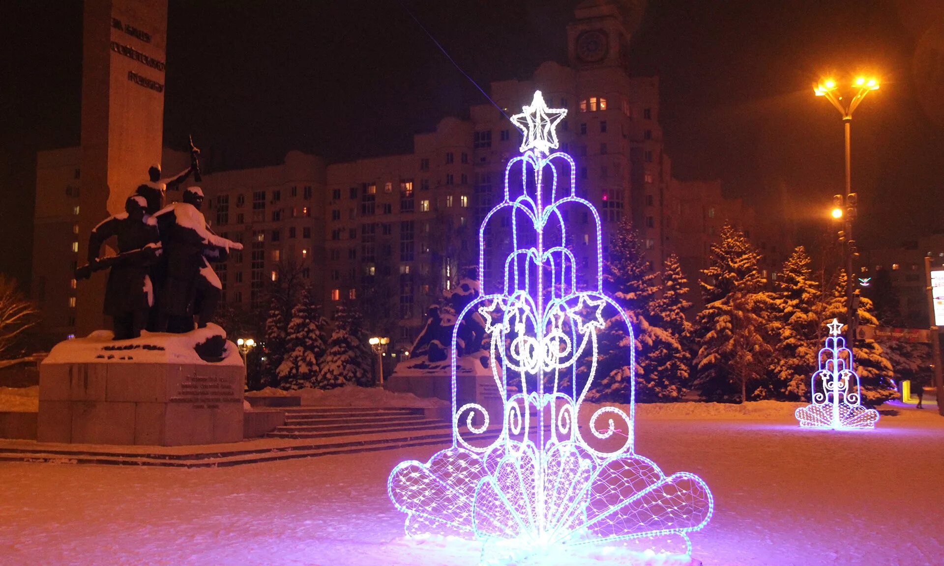 Новогоднее убранство брянска. Новогодняя инсталляция снеговик. Брянская новогодняя елка. Ра вечерний брянск. Куда сходить в брянске на новогодние.