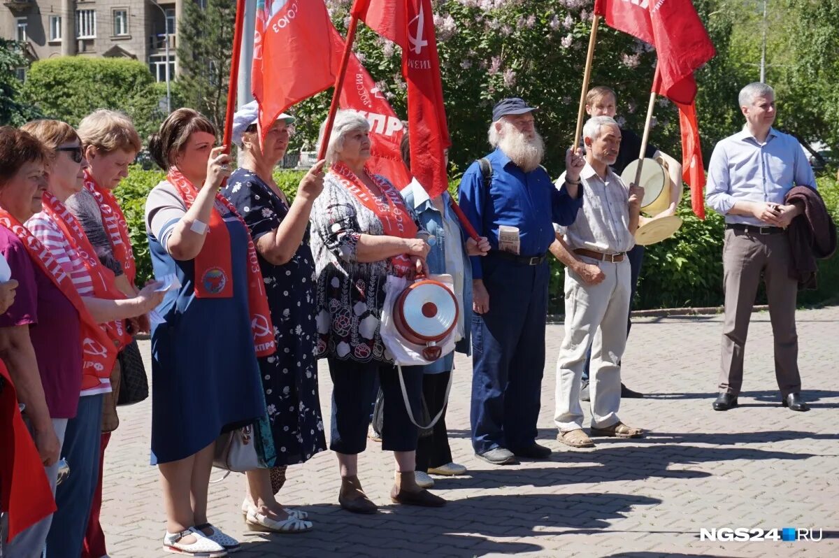 Митинг пустых кастрюль. Марш пустых кастрюль фото. Картинка женщины идут на митинг и стучат по кастрюлям.