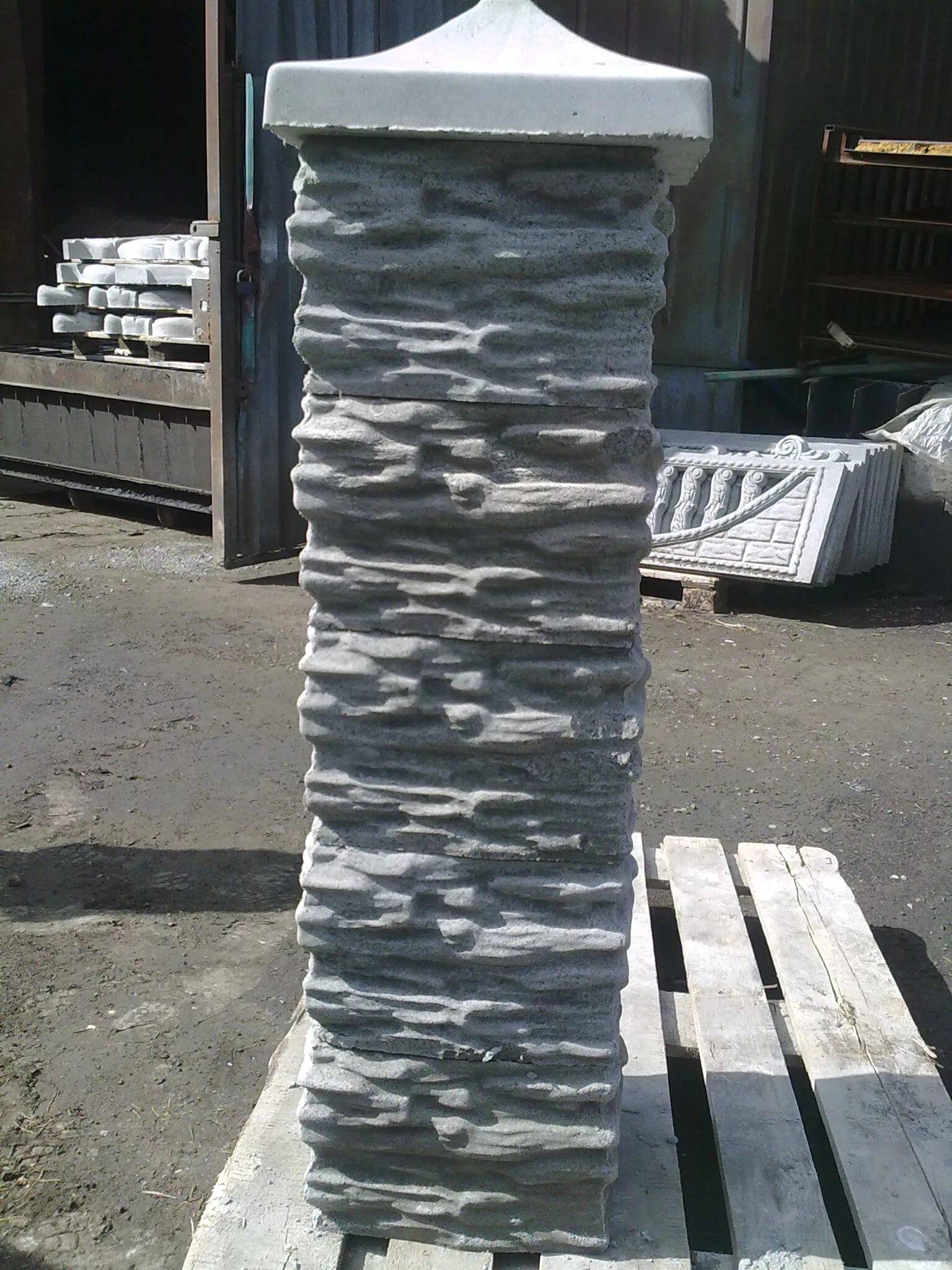 Купить формы для столбов. Наборный бетонный блок для столба. Блоки для забора скала. Бетонный наборный блок для забора столба. Наборный бетонный столб.