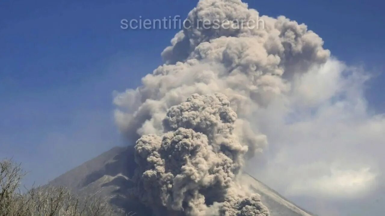 извергающийся вулкан. ядовитый газ вулкана. плинианский вулкан. вулканический пепел. вулкан газ.