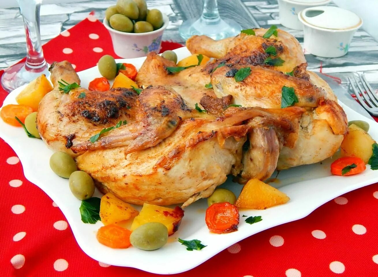 Куры табака в духовке. Цыпленок табака. цыпленок в духовке. гарнир к курице в духовке. табака из курицы.