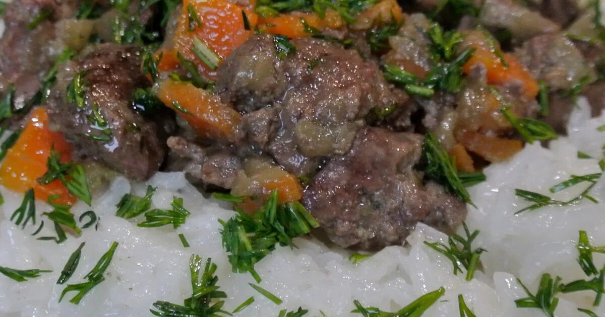 Печень в сметане с морковкой. Печень куриная тушеная. печень куриная тушеная с луком. печенка тушеная с луком и морковью. тушёная печень с луком и морковью.