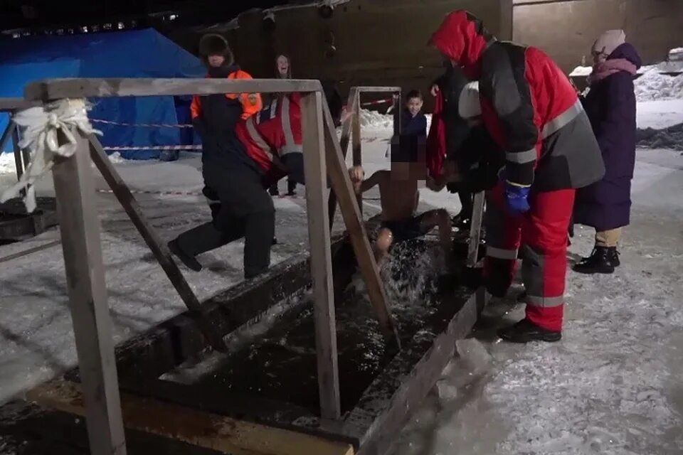Крещение девушка утонула в проруби 2025 видео. Утонула в проруби на крещение. женщина утонула в проруби на крещение. нашли ли женщину утонувшую в проруби на крещение. прорубь комсомольск на амуре.