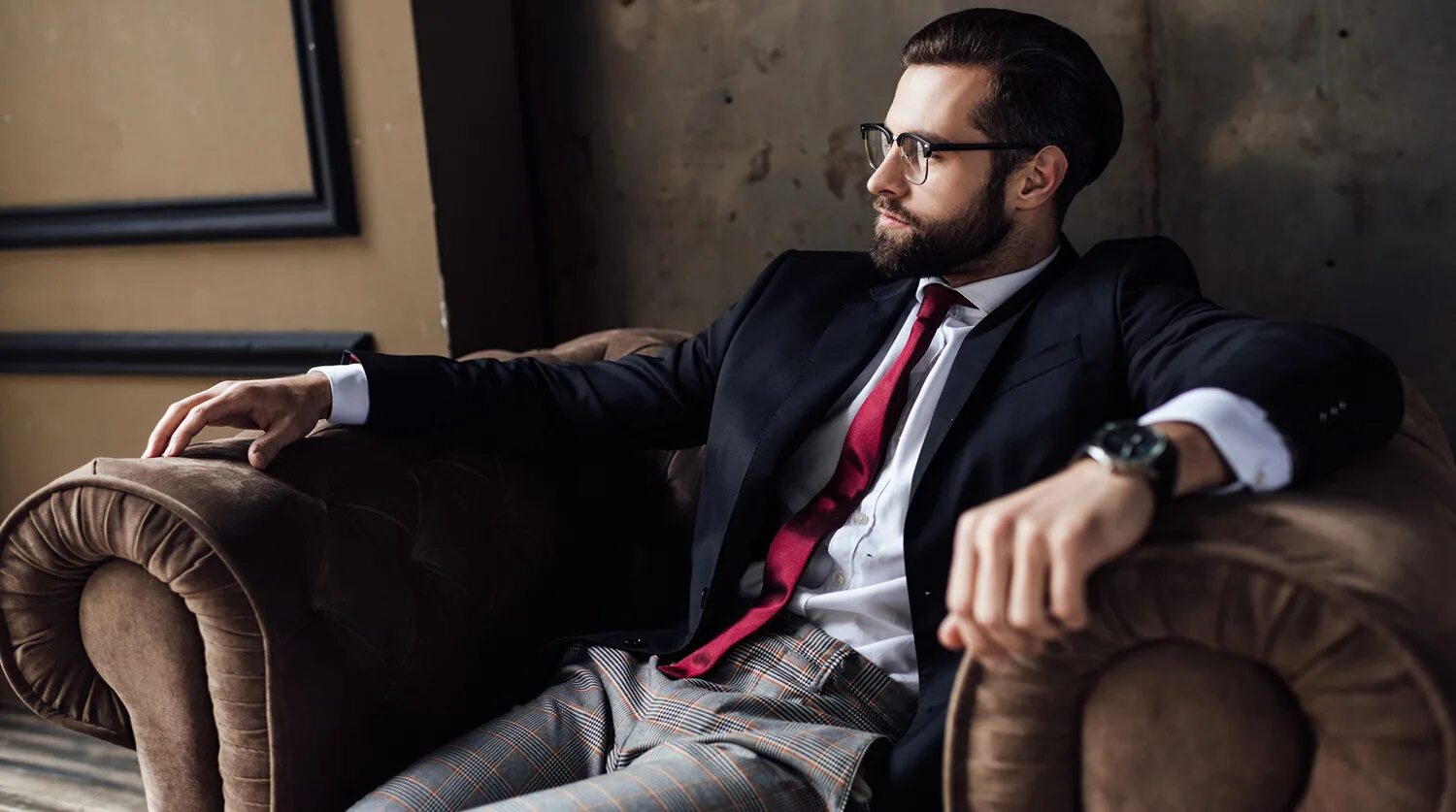 солидный мужчина в костюме. стильные мужские костюмы. деловой мужчина. состоятельный мужчина. солидный крутой.