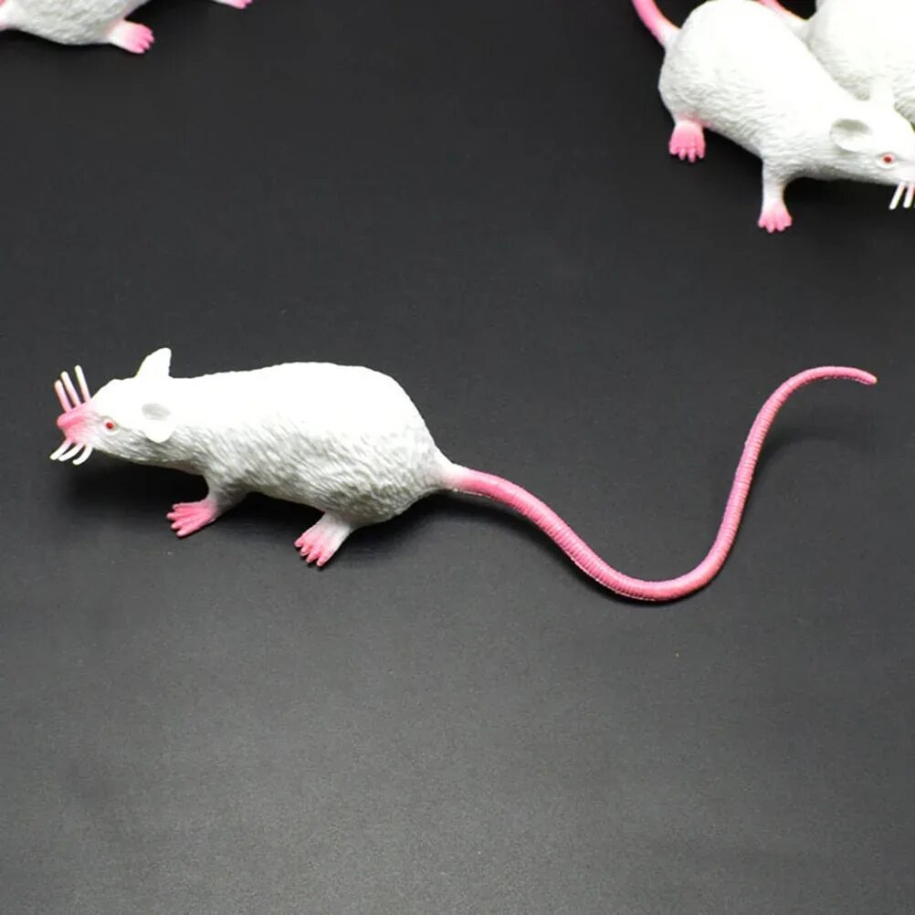 Искусственные мыши. Игрушка мышка пластмассовая. Пластиковая мышка. Мышка искусственная. Игрушки мыши пластиковые.