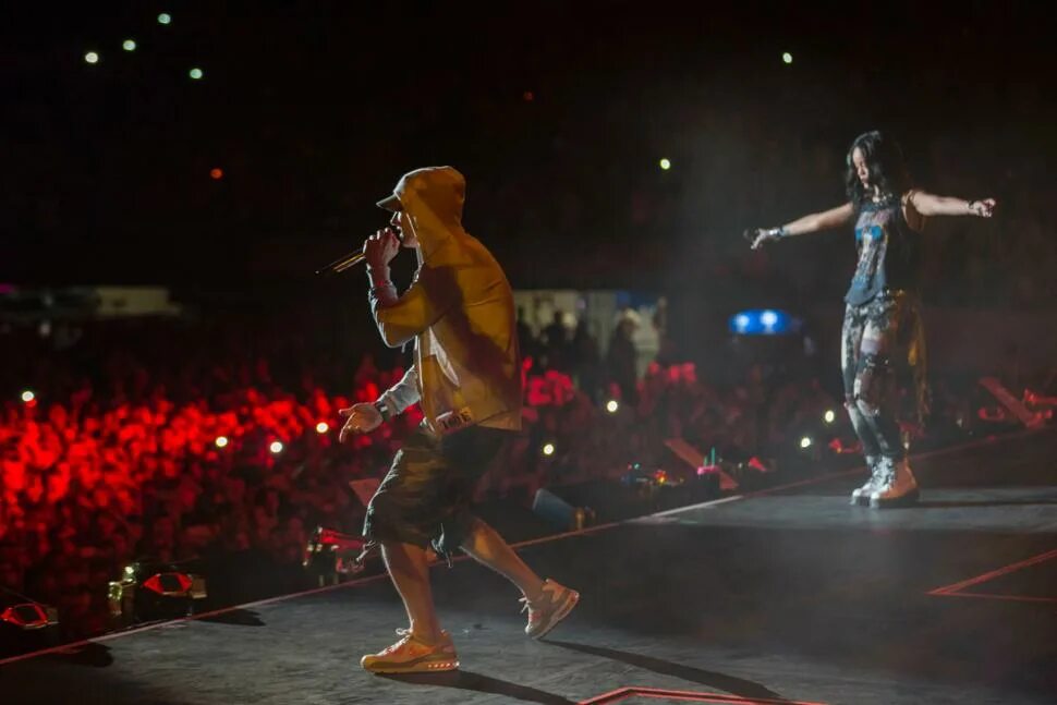 Эминем и рианна концерт. Eminem 2011 год концерт rihanna. Rihanna и эминем. Эминем и рианна концерт. Рианна и эминем 2023.
