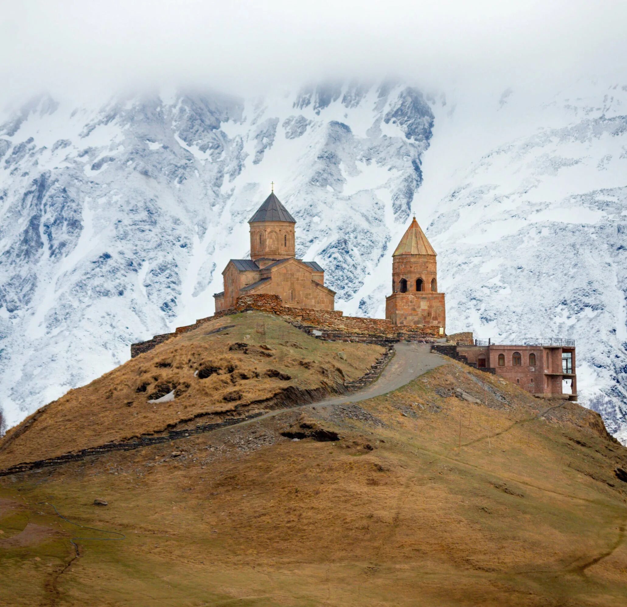 Троицкая церковь в гергети грузия. Троицкая церковь в гергети. Тбилиси казбеги. Казбеги степанцминда. Казбеги церковь гергети.