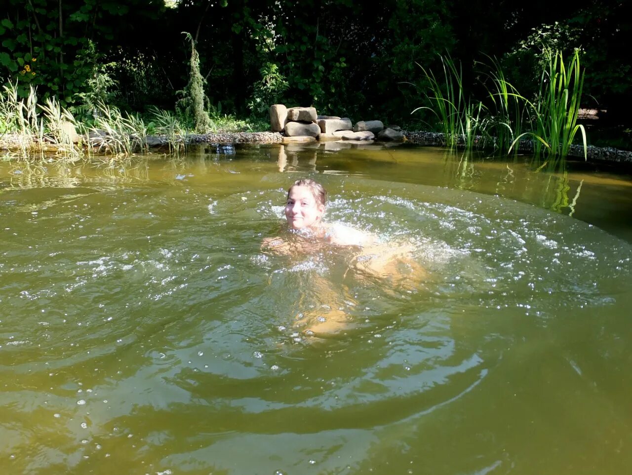 Плавать в пруду. Купание в водоемах. Купаться в водоеме. Озеро купаться на даче. Искупалась в пруду