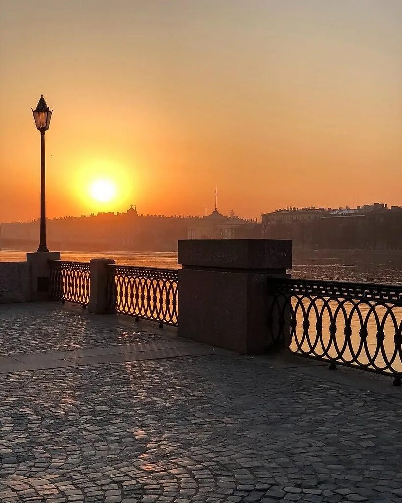 Раннее утро в городе. Солнечное утро в городе. Город солнца. Утро в городе. Рассвет на улицах города.