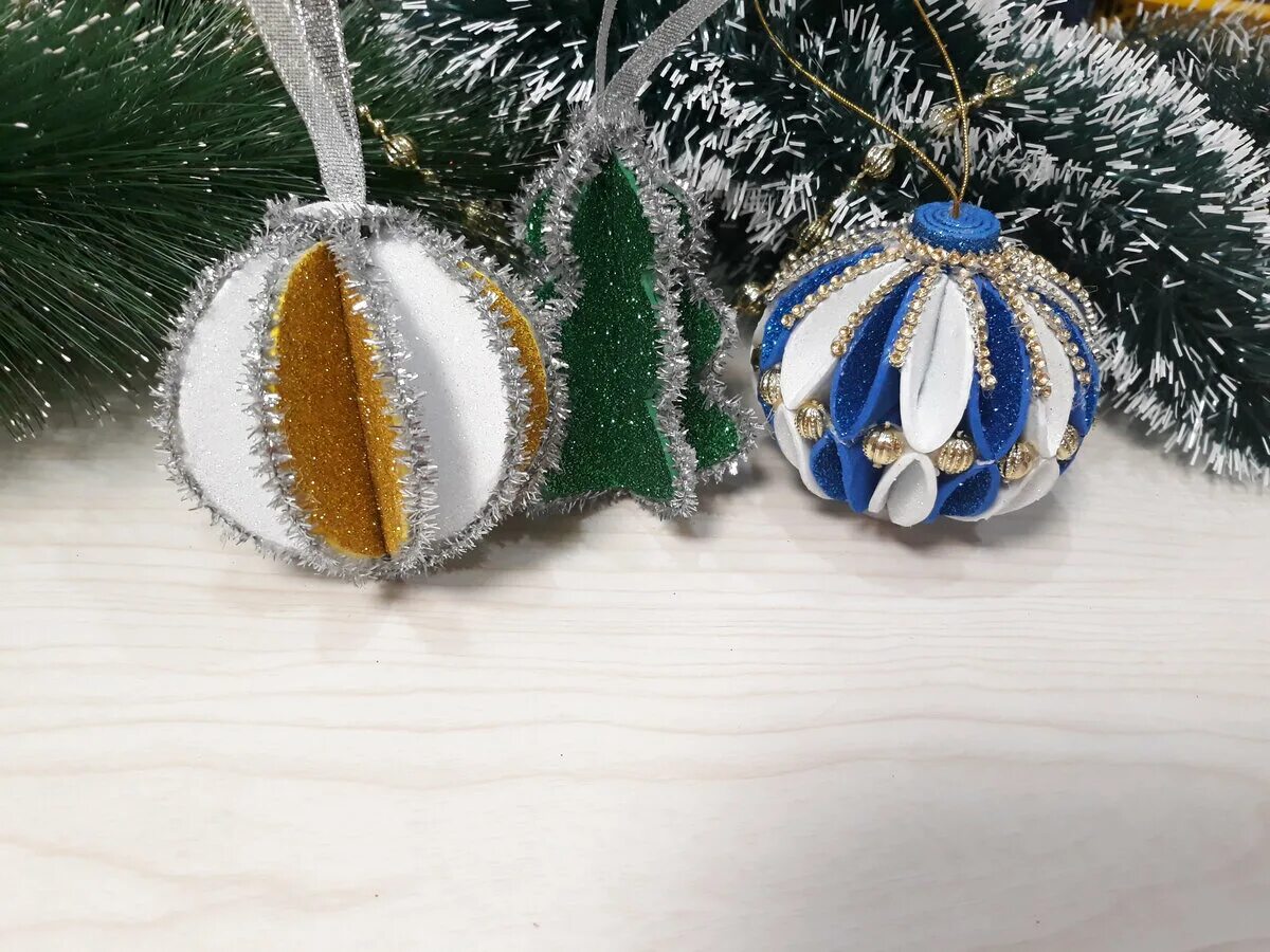 глиттерного фоамирана ёлочные игрушки. елочные игрушки из фоамирана. новогодние игрушки из фоамирана на елку. новогодние игрушки из фломеран а. новогодние игрушки из фоамирана.