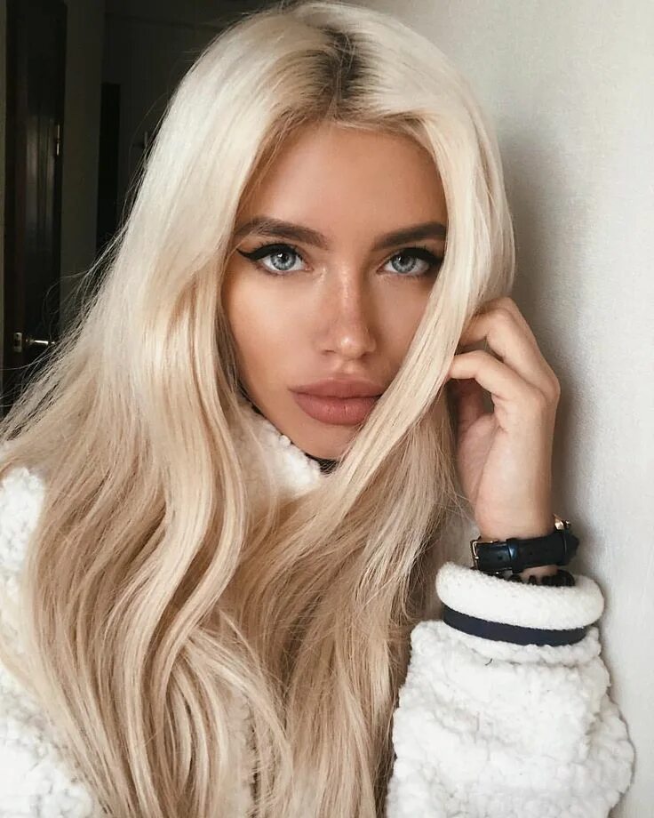 Bleach blonde. Стефани Даниэль пепельная блонд. Lilyabraun 2021. Саша Лусс платиновый блонд. Лиля Браун.