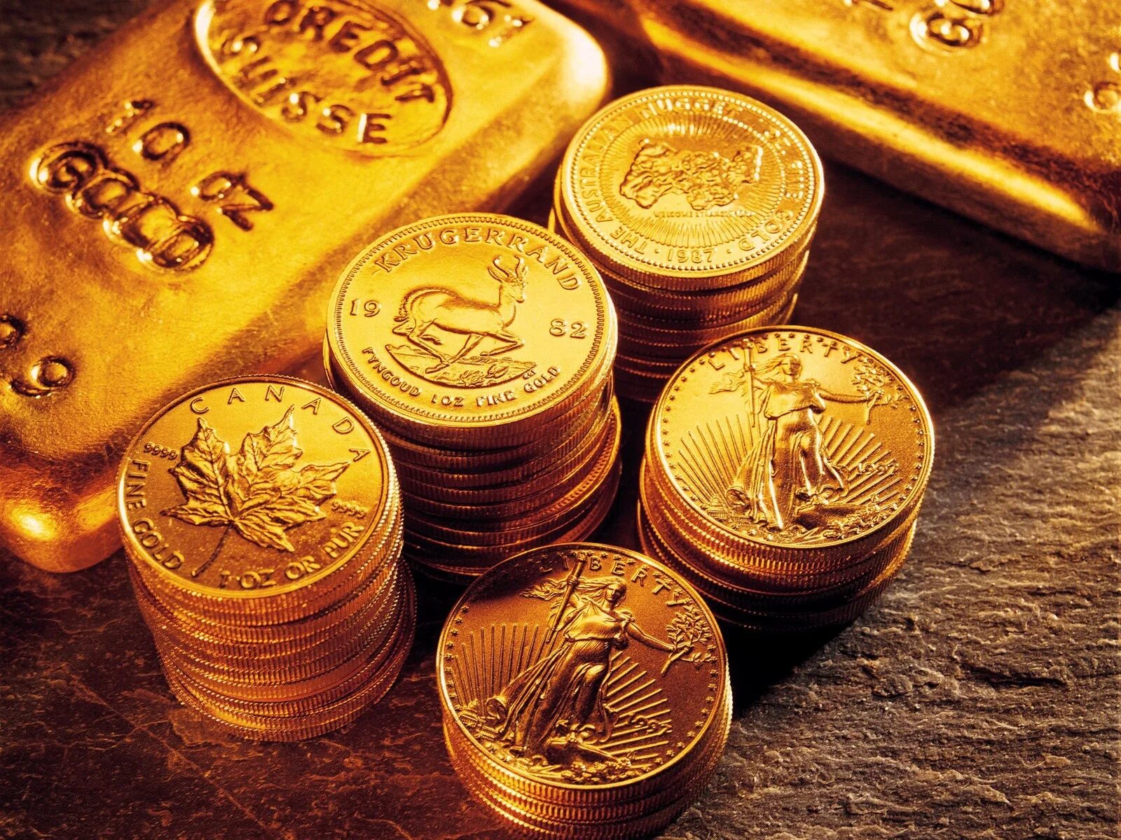 Золото валютная система. Монета Золотая. Золотые монеты богатство. Деньги золото. Золото слитки и монеты.