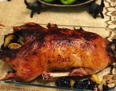 Гусь с яблоками и черносливом