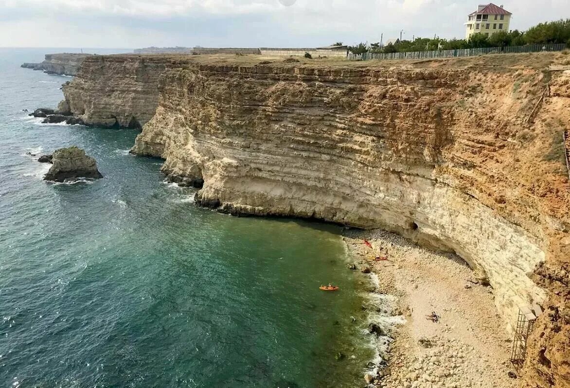 Мыс фиолент в крыму. Севастополь пляжи. Пляж автобат фиолент. Фиолент севастополь. Побережье севастополя.