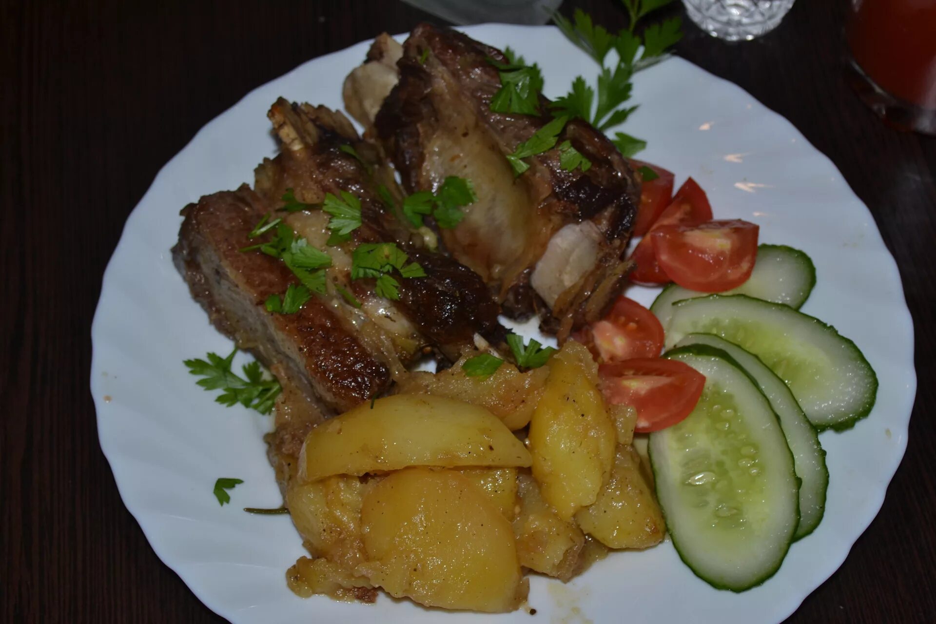 Ребрышки с овощами в афганском казане. Говяжьи ребрышки в казане. ребра в казане.