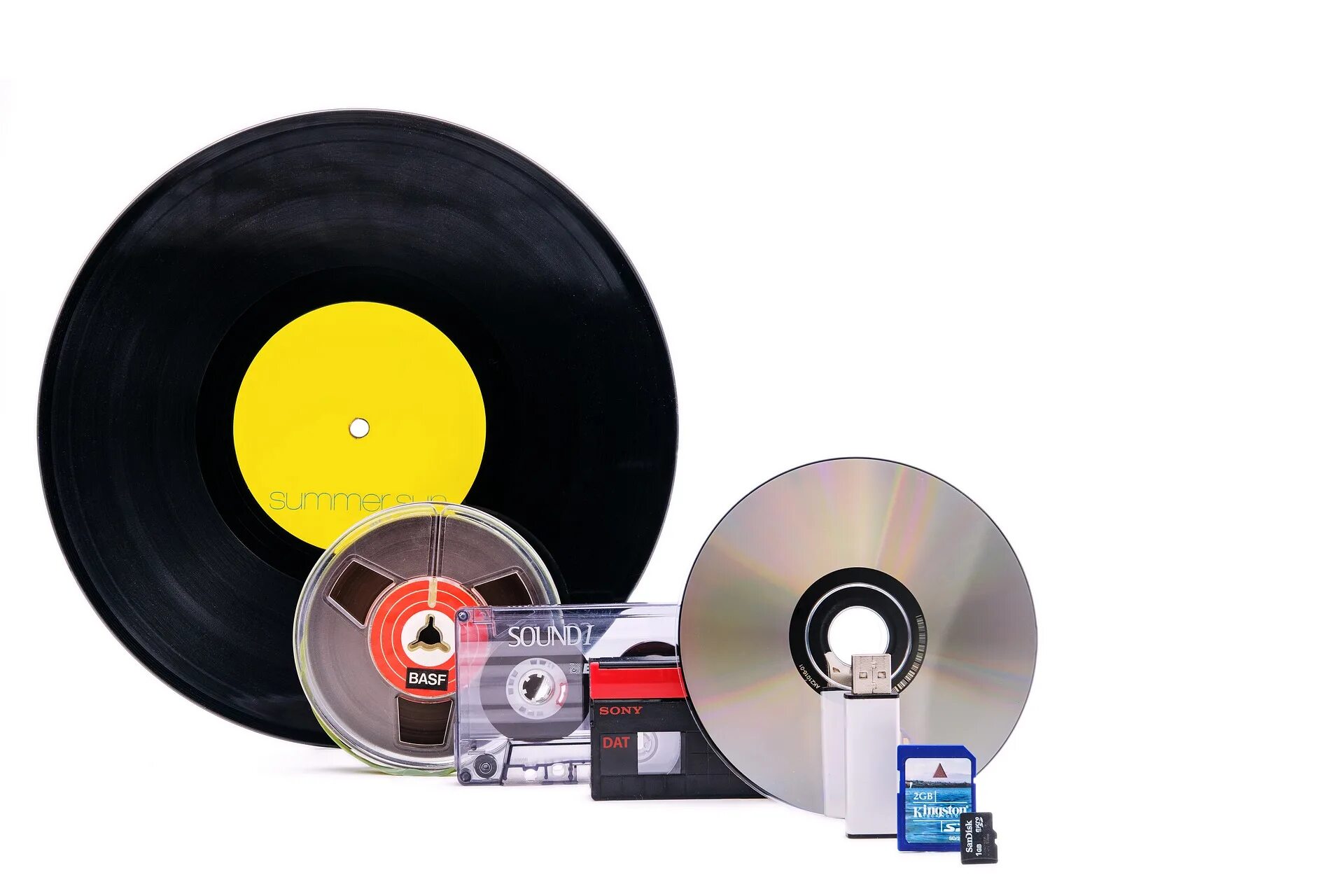 LP,Cassette and CD. CD Player виниловых пластинок. Пластинки кассеты диски. Виниловая пластинка и кассета.