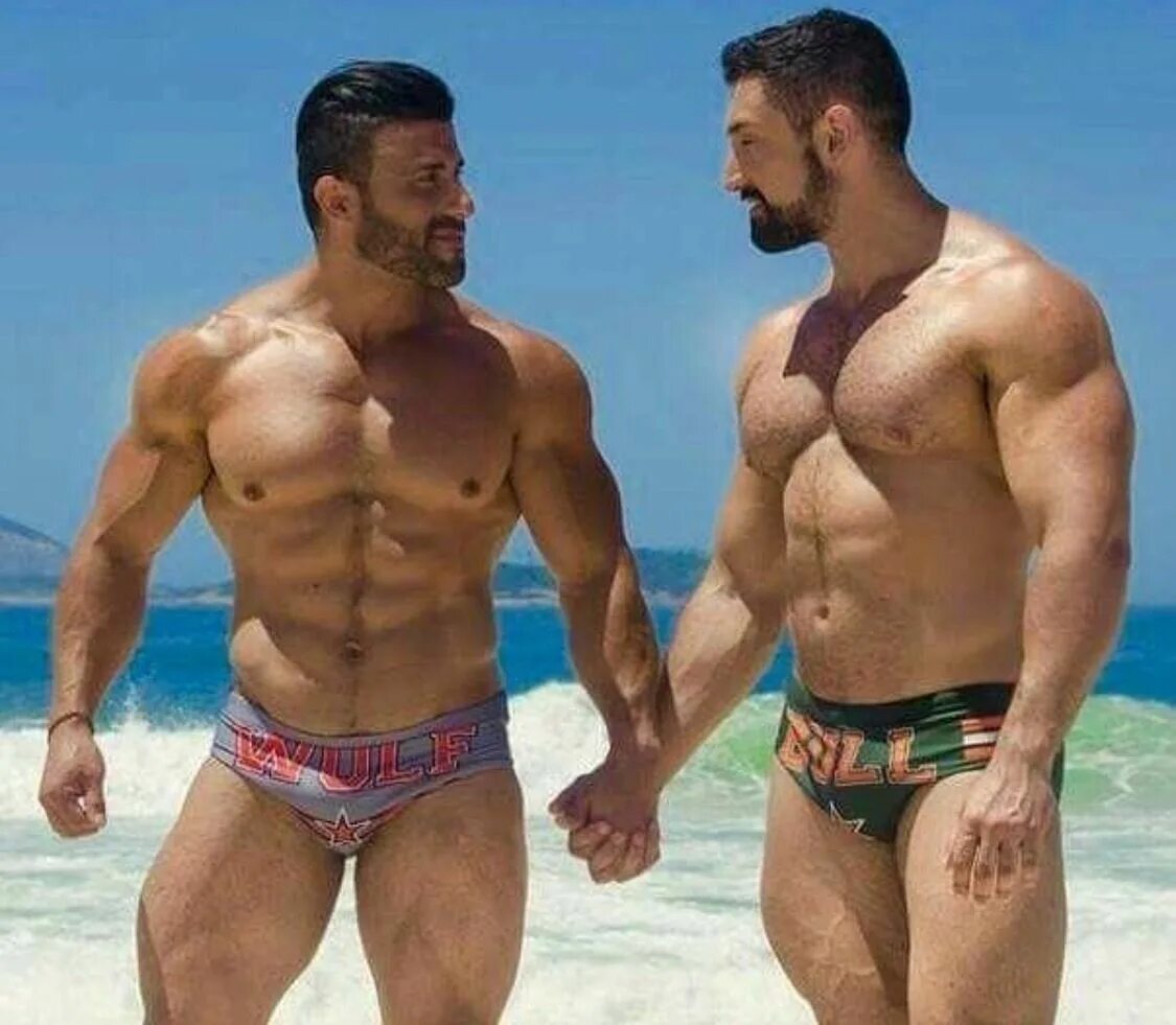 Два накаченных мужика. Мускулистые парни. Качки на пляже. Двое мускулистых мужчин.