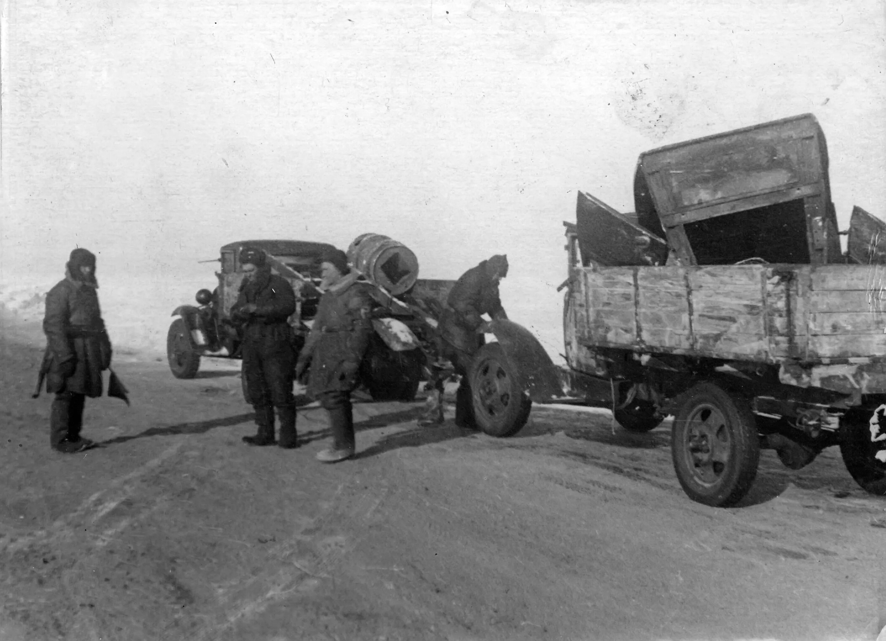 Грузовик полуторка ГАЗ-АА. Дорога жизни 1942. Дорога жизни Ленинград. ГАЗ АА полуторка блокадный Ленинград.