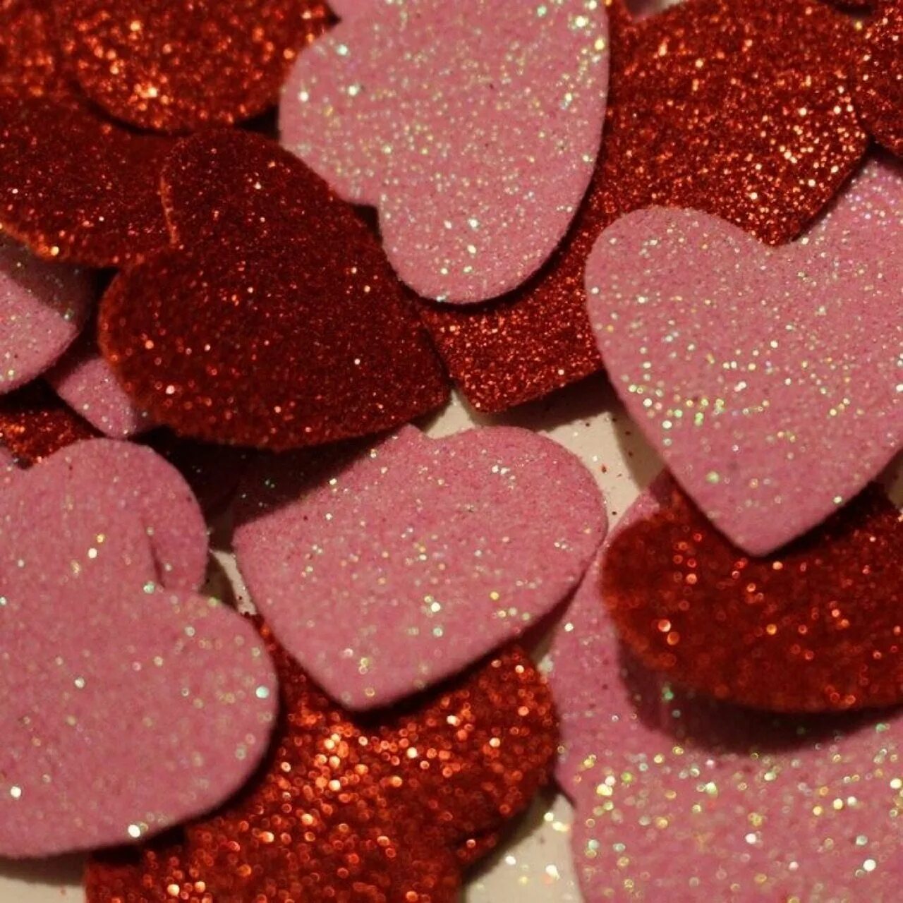 Сердечки красные розовые. Красивые сердечки. Эстетика красного и розового. Эстетические сердечки. Красные блёстки Эстетика.