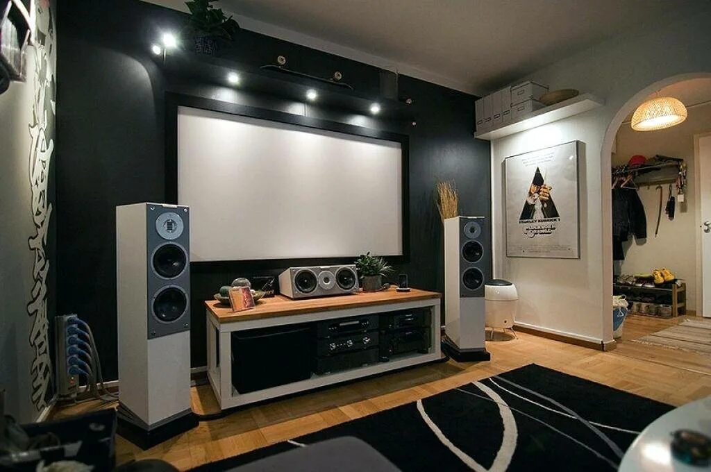 Настройка домашнего кинотеатра. Колонка Digital Home Theater. Cameron Audio System домашний кинотеатр. Колонки в интерьере гостиной. Аудиосистема в комнате.