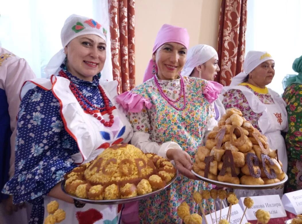 Такой татарский русский. Сабантуй татарский Чак Чак. Традиция про Чак Чак татары. Башкирское гостеприимство Чак Чак. Национальное угощение Чак Чак.