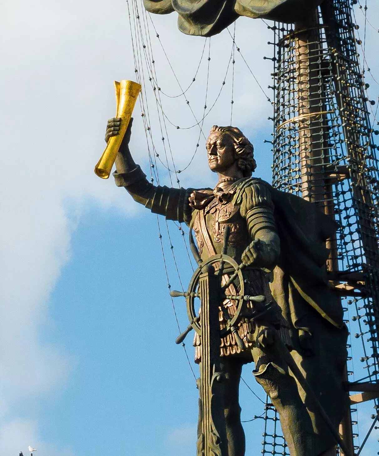 Памятники петру 1 в мире. Памятник Церетели в Москве Петру первому. Статуя Петра 1 Церетели. Скульптура Петра 1 Церетели в Москве.