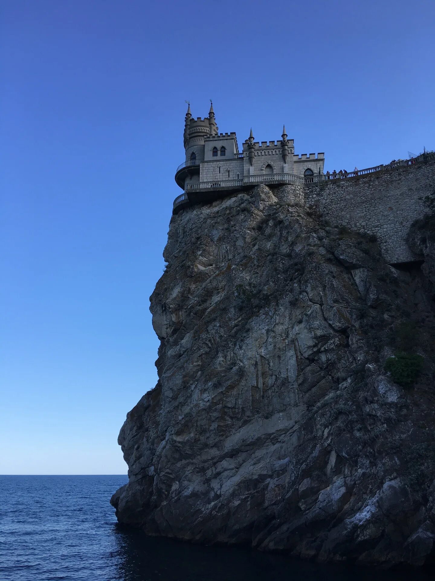 Гаспра Ласточкино гнездо. Замок Ласточкино гнездо в Крыму. Ай Петри Ласточкино гнездо. Феодосия Ласточкино гнездо. Скала ласточкино гнездо