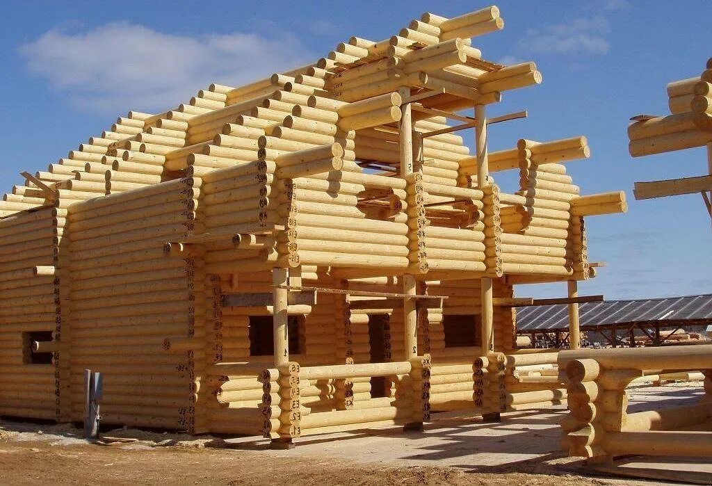 Строим деревянные дома россия. Деревянные постройки. Дом из бревна. Строящийся деревянный дом. Постройки из бревна.