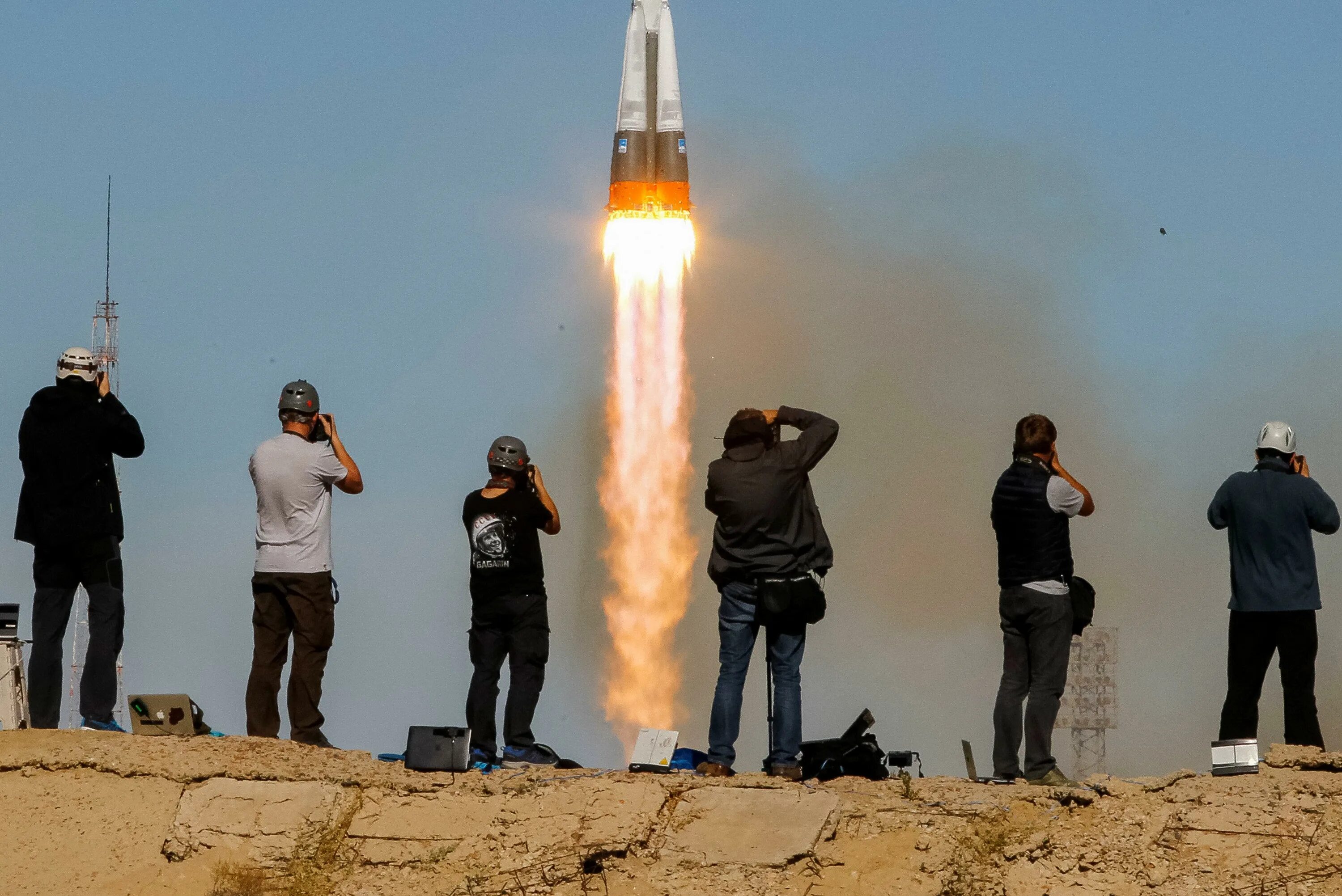 Союз МС-10 авария. Человек взлетает на ракете. Ракета рядом с человеком. Ракета вблизи с человеком.