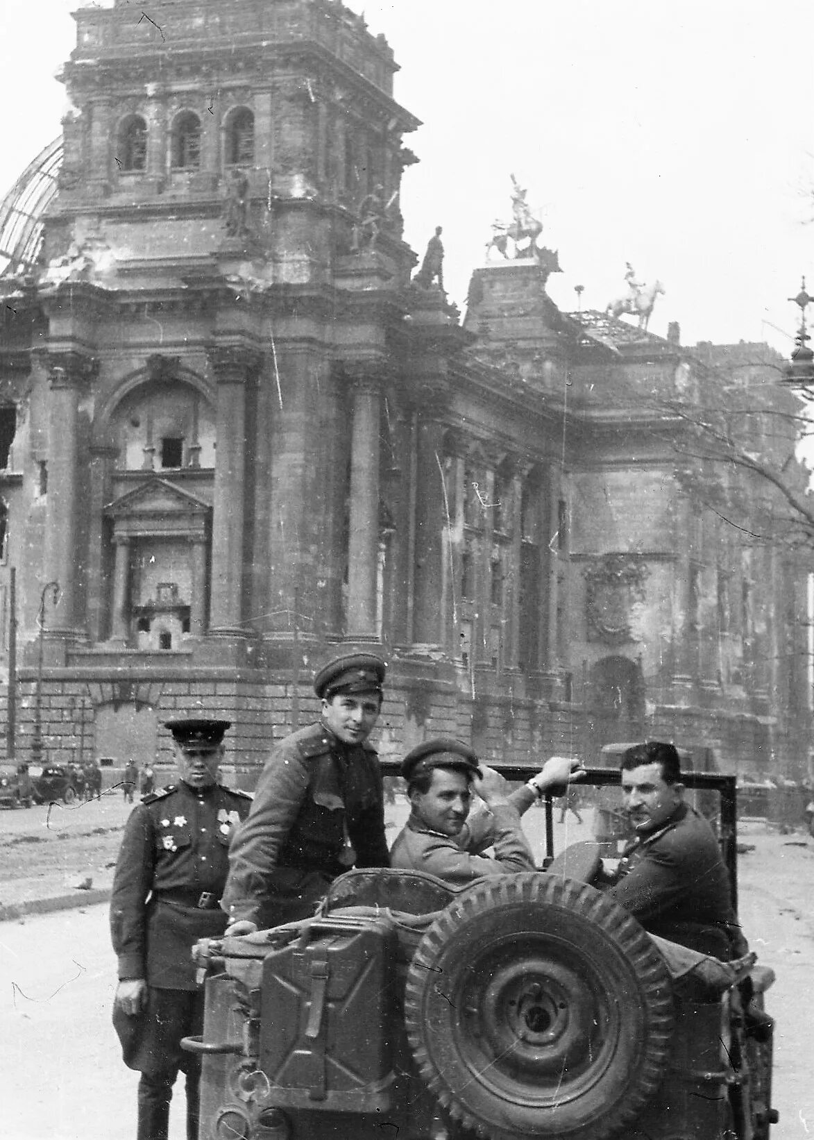 Рейхстаг Берлин май 1945. Берлин 45 год. «Неизвестный Берлин. Май 1945 года». Победа Берлин 1945. Берлин 5 мая фото