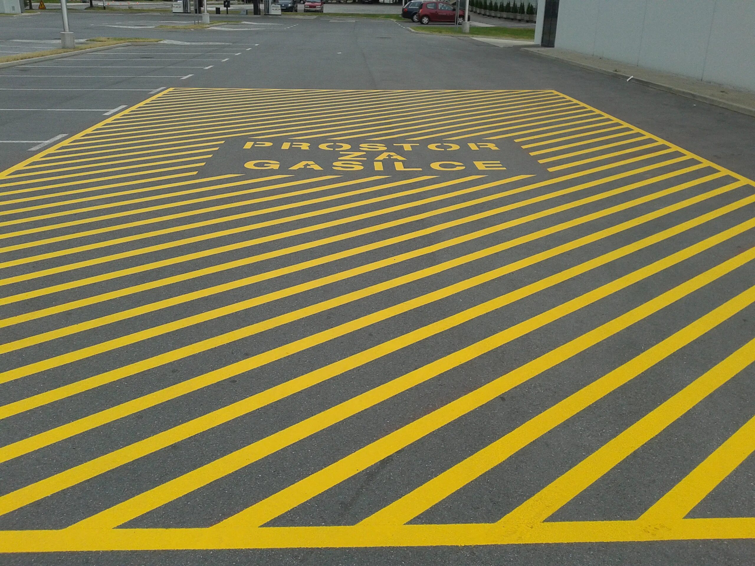 Parking marking. Желтая разметка на парковке. Желтая полоса разметки. Разметка желтого цвета. Парковка на желтой линии разметки.
