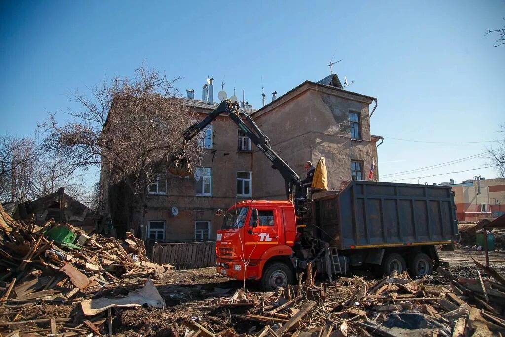 Демонтаж домов. Демонтаж деревянного дома. Слом домов. Демонтаж старых зданий.