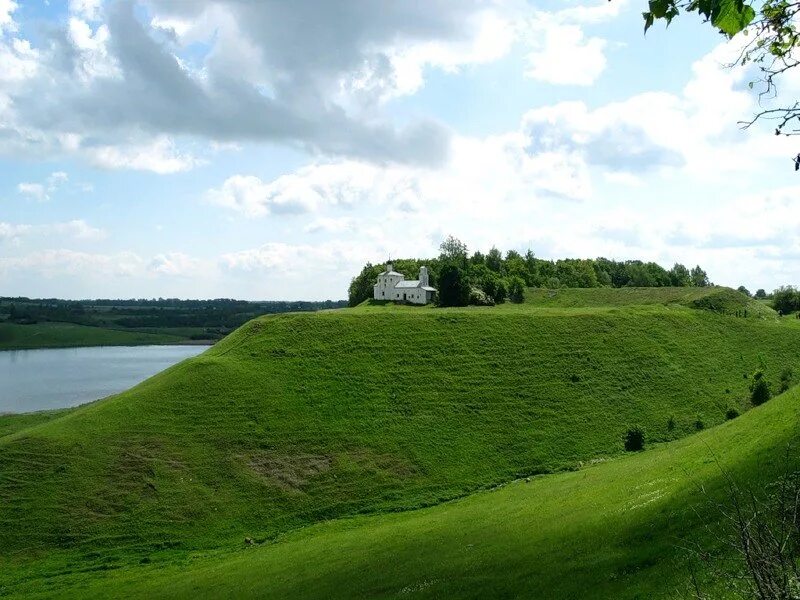 труворово городище храм. кобылье городище храм архангела михаила. псковское поселение. псковское поселение. мальская долина изборск.
