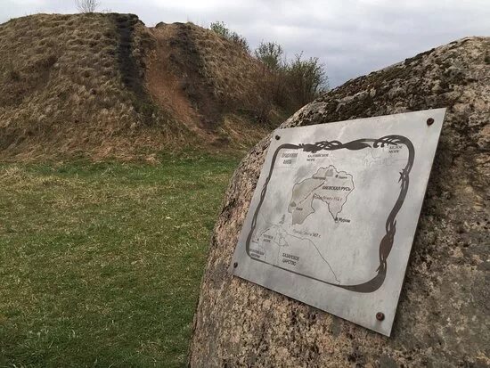 Курган олега в старой ладоге. Олегова могила старая ладога. Старая ладога курганы. Могила вещего олега в старой ладоге. Холм вещего олега в старой ладоге.
