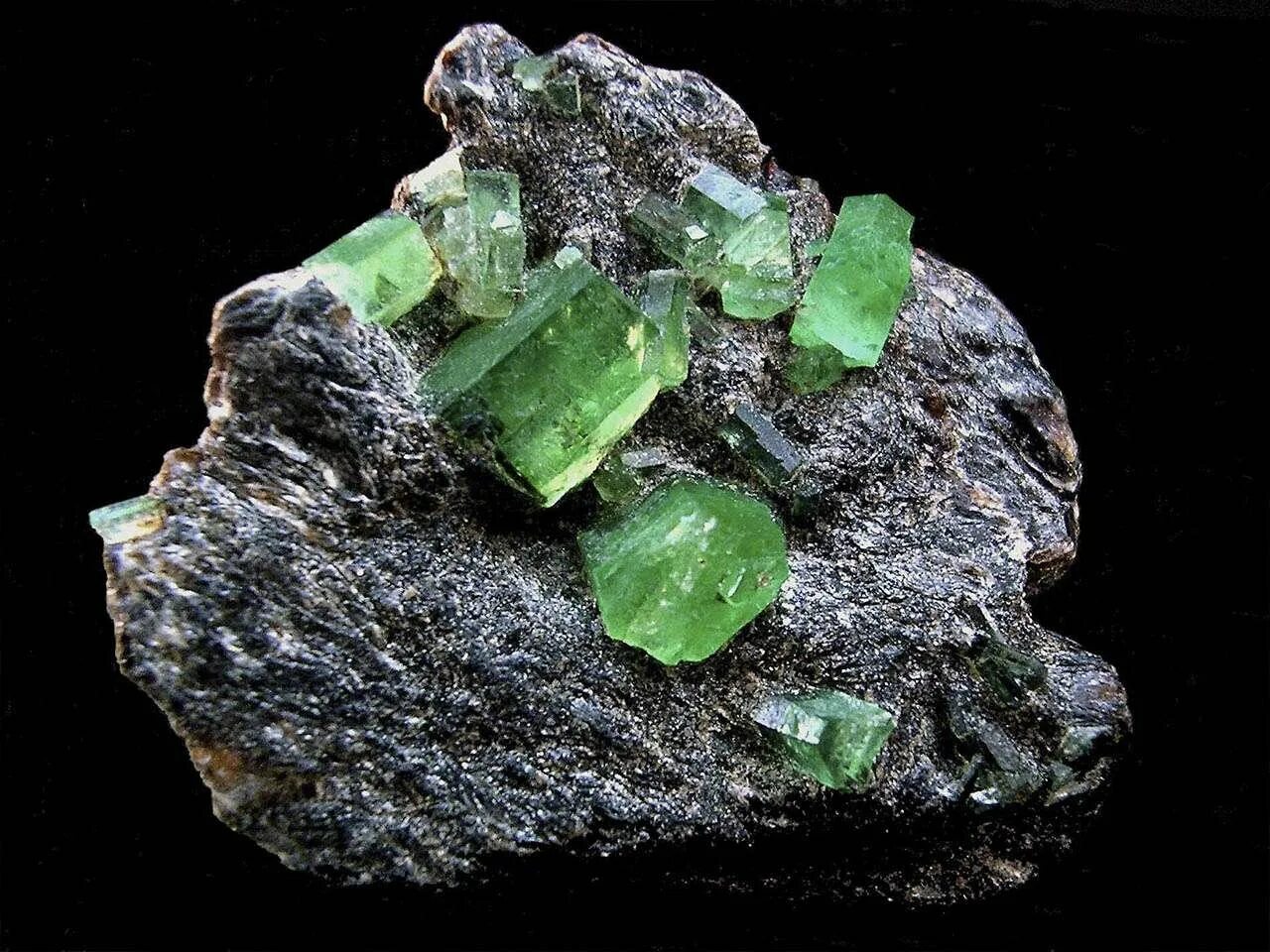 Про изумруд. Гидротермальный изумруд. Берилл минерал необработанный изумруд. Про изумруд. Берилл камень.