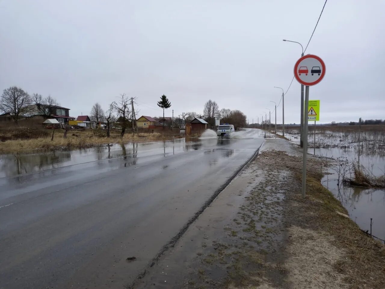 Уровень воды в жиздре козельск сегодня. Район Козельский Калуга. Разлив реки Жиздра в Козельске 2023 год. Разлив в Козельске. Козельск Калуга.