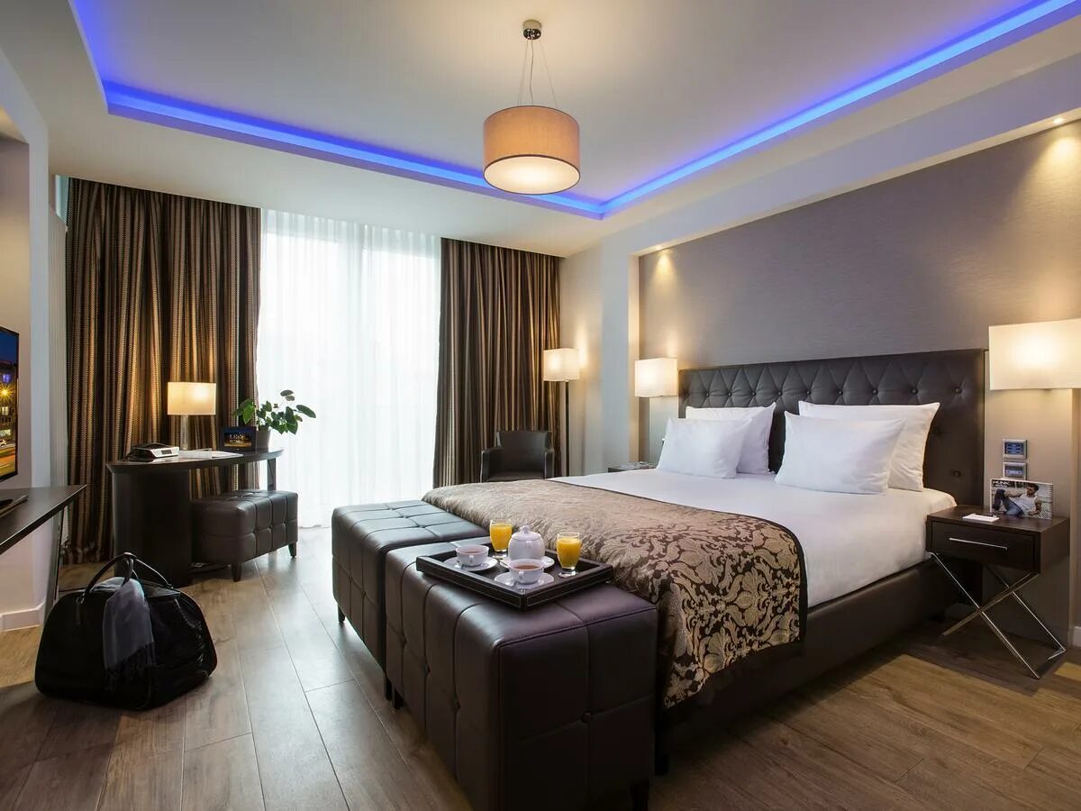 Two отель. Hotels in Berlin. Отель Axel в Берлине. Отель ревю. Квартира в Берлине.