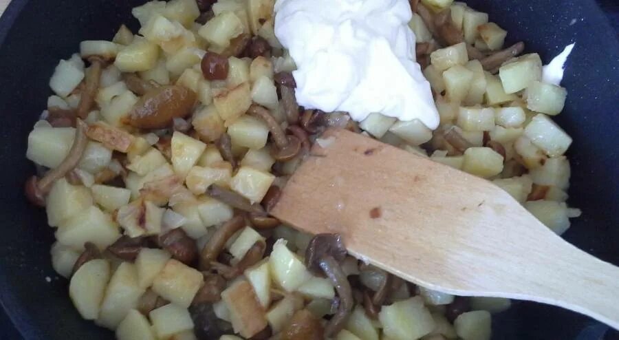 Картофель с грибами в сметане. Жареные лисички с картошкой в сметане. Картошка с грибами в сметане. Картошка с грибами в сметане. Картошка с лисичками на сковороде со сметаной.