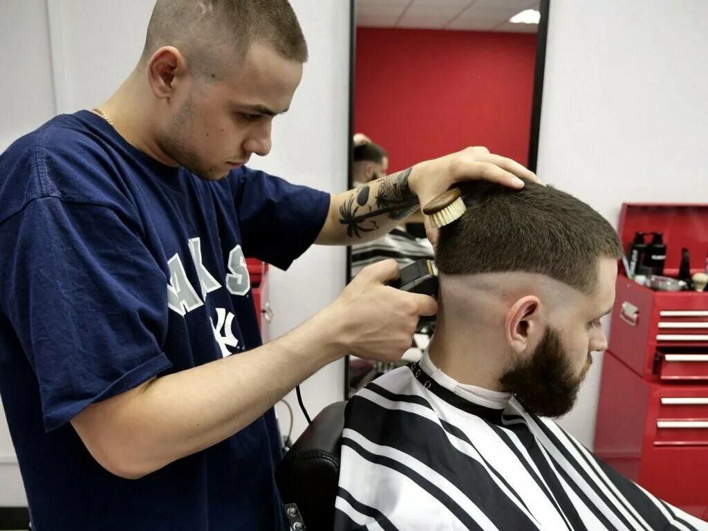 барбершоп бородач лобня. барбер. барбершоп мужики стрижки. площадка барбершоп казань. мастерские парикмахерские.