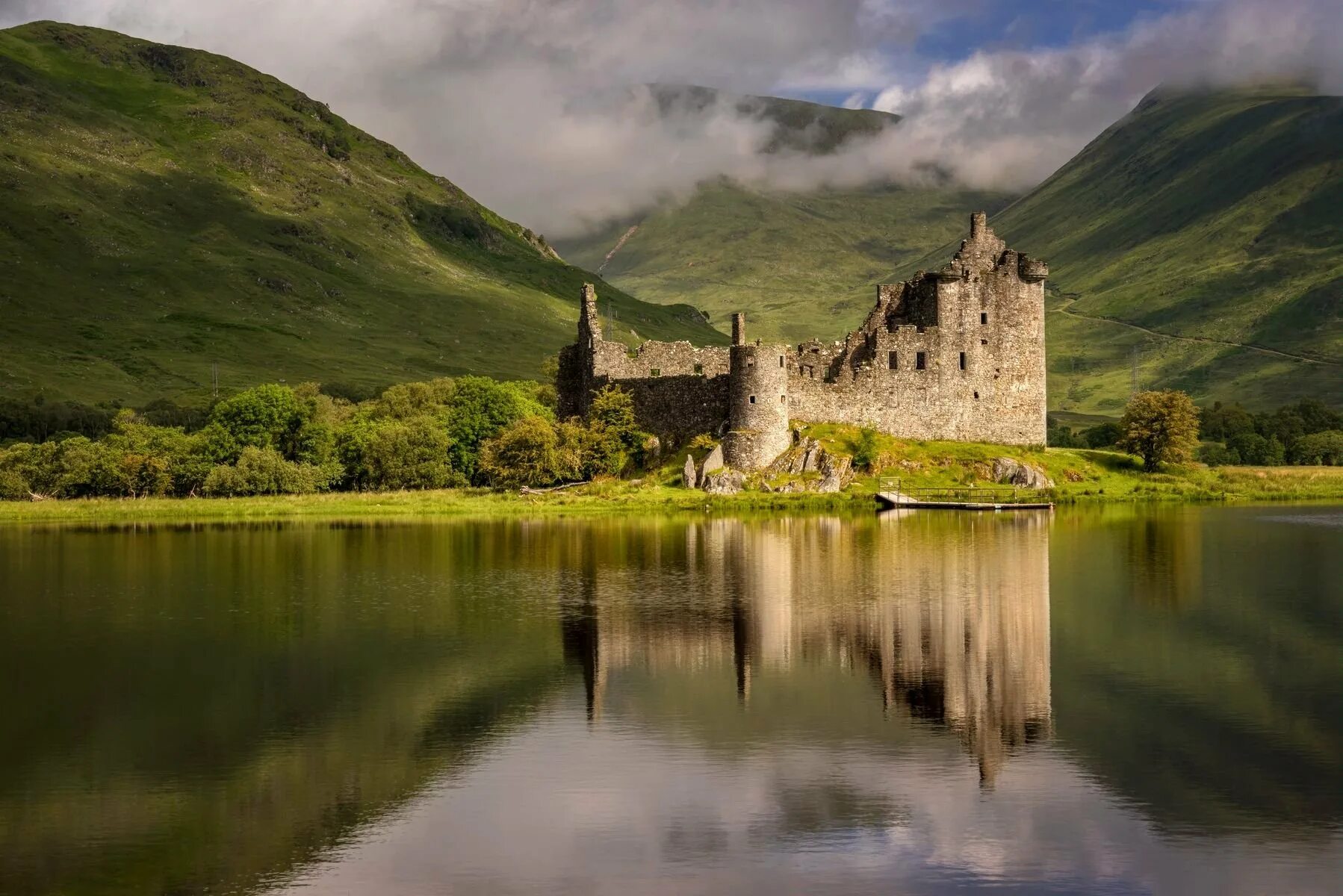 Scotland is beautiful. Замок Килхурн, Шотландия. Замок Эйлен-Донан Шотландия. Замок Эйлен-Донан - Нагорье, Шотландия. Кирримьюр Шотландия.