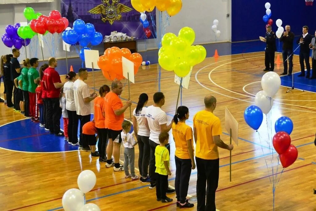 Спортивный праздник для детей. Спортивный праздник в год семьи. Спортивный праздник в год семьи. Семейная эстафета. Спортивный праздник в год семьи.