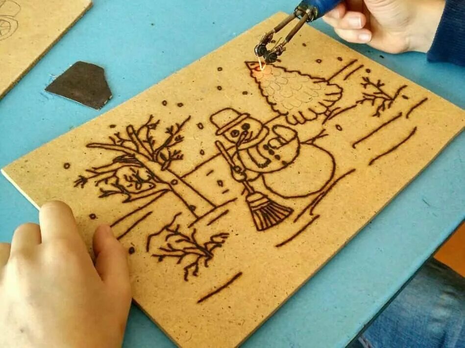 Доска разделочная с выжиганием. Нанесение рисунка для выжигания. Выжигание по дереву для начинающих. Выжигание на дереве. Рисунки для выжигания на доске.