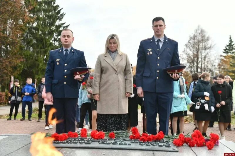 Жители великих лук. Лукиград сожженные деревни псковщины. стена памяти великие луки апельсин. методистов 16 великие луки. великие луки собрание граждан.