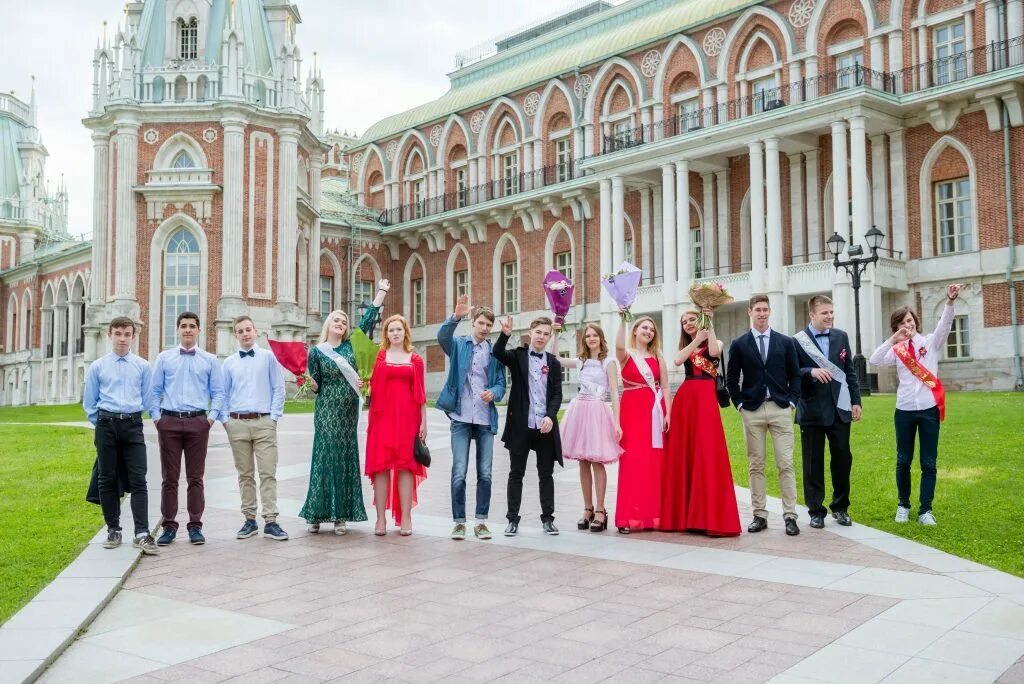 Парк царицыно мероприятия. Парк Царицыно Пантеон выпускной. Фотосессия выпускников в Царицынском парке. Выпускной в путевом Дворце.