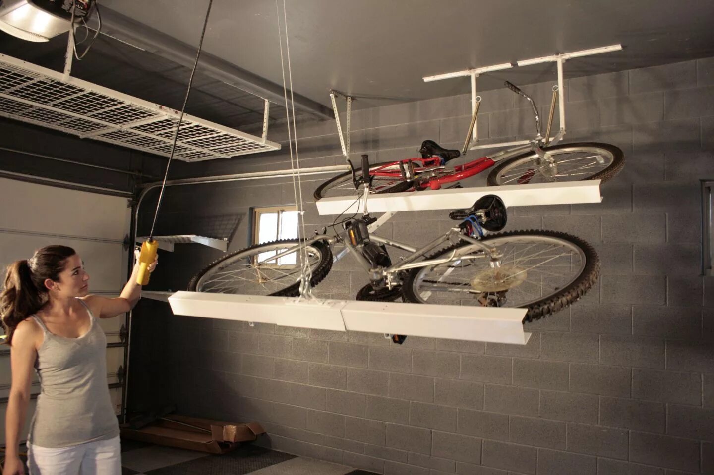 Гараж для велосипеда. Идеи хранения велосипеда в гараже. Потолочный подвес для велосипеда в гараж. Интересные вещи для гаража. Гениальные идеи гениальных людей