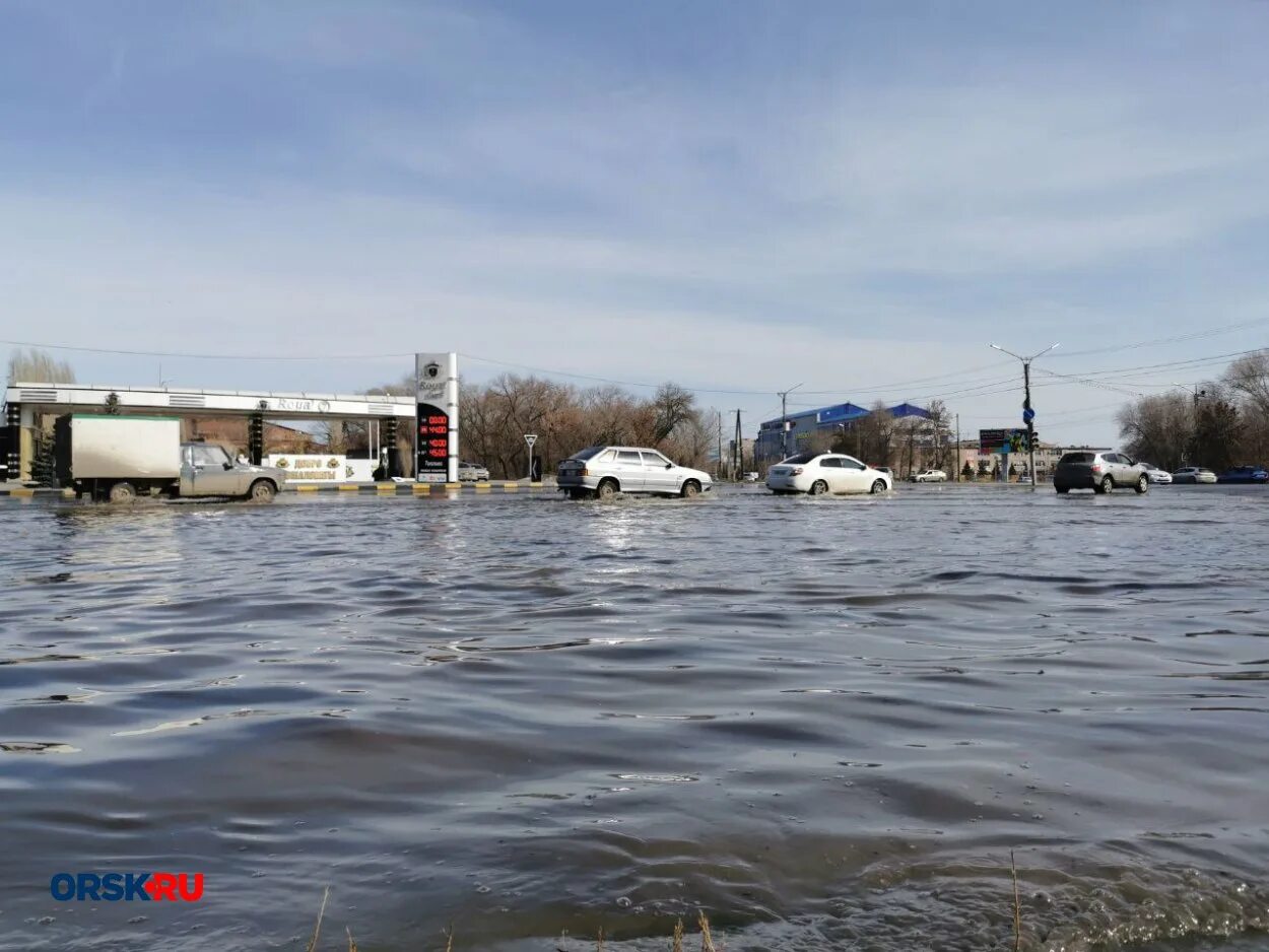 Какие улицы затопила в городе орске. Река Елшанка Орск. Наводнение в Орске. Вода на разлив. Подтопление.